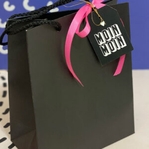 Bolsa de papel couche  con asas de macrame agujeta 30x40 cm color negro personalizable