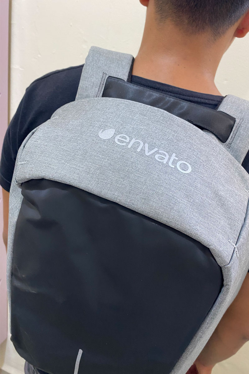 Mochila gris-negro antirrobo cierre oculto para laptop de 14" personalizable