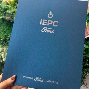 Folder institucional tamaño carta barniz a registro papel couche azul texturizado