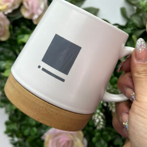 Taza cerámica con base de madera personalizada diseño y experiencia de marca