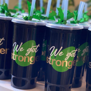 Vaso plástico con tapa y popote personalizado promocional para eventos corporativos