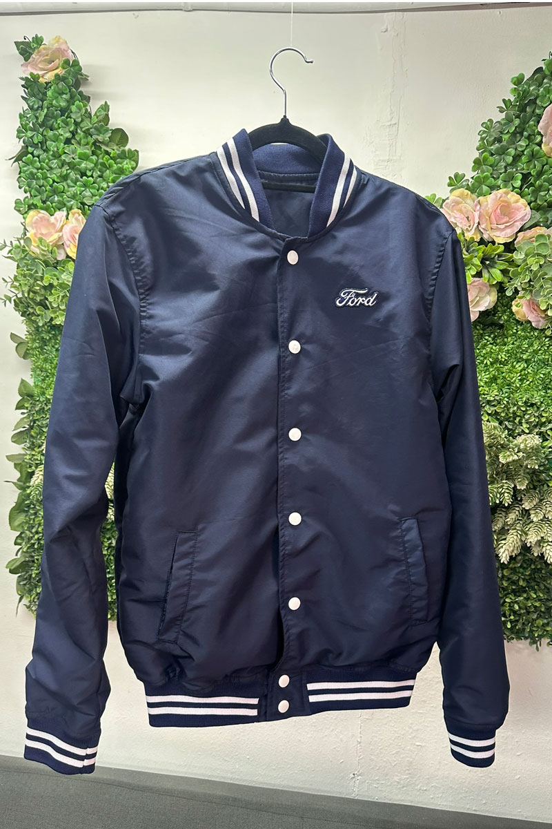 Chamarra tipo bomber personalizada branding premium y visibilidad exterior mod-APC2401